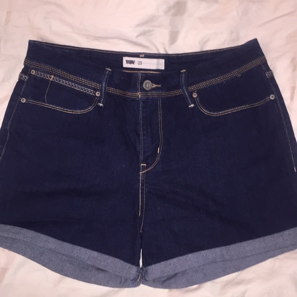 ⭐️ NEVER WORN ⭐️Levi’s denim shorts